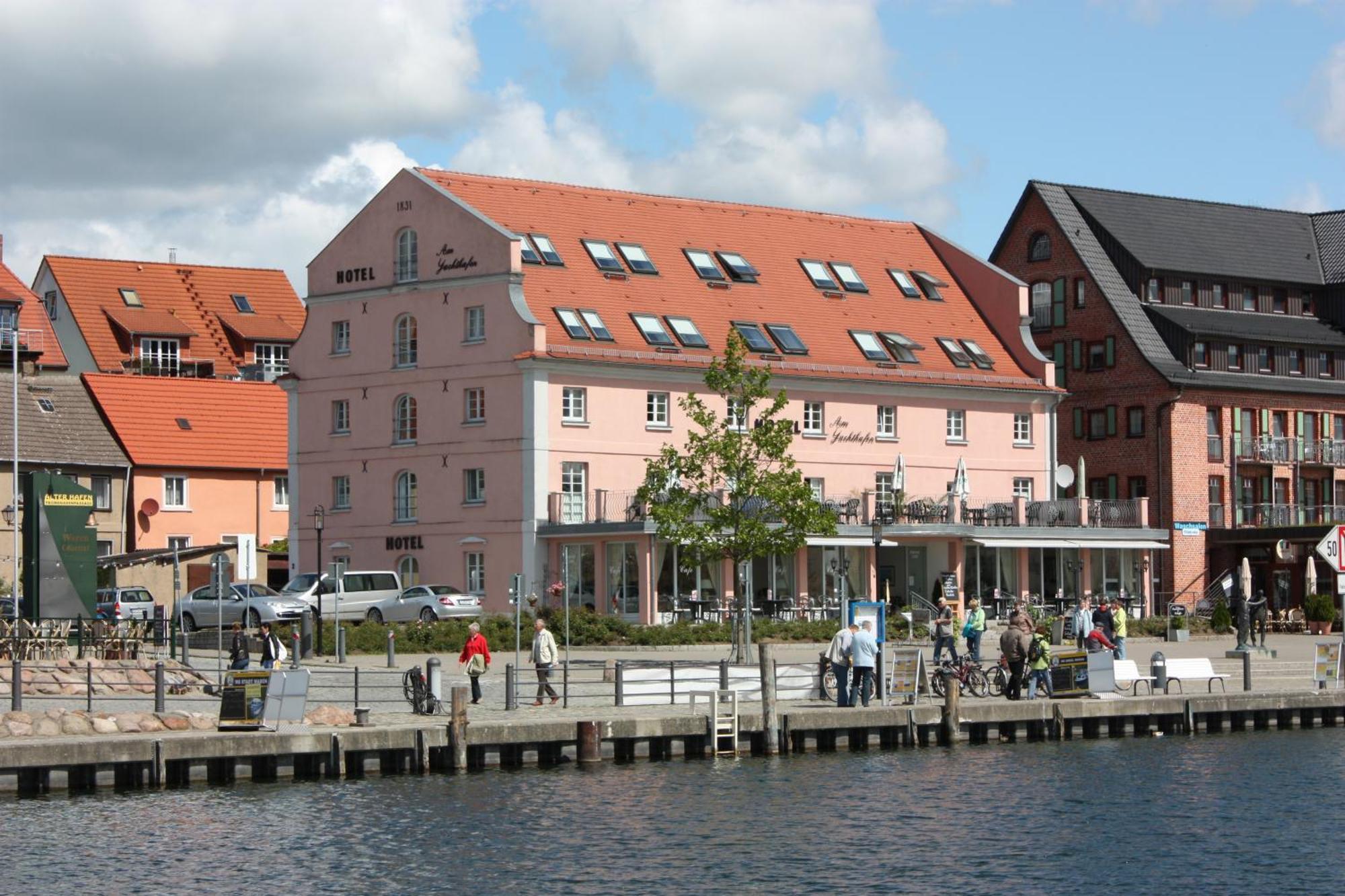 Hotel Am Yachthafen Waren  Exterior foto