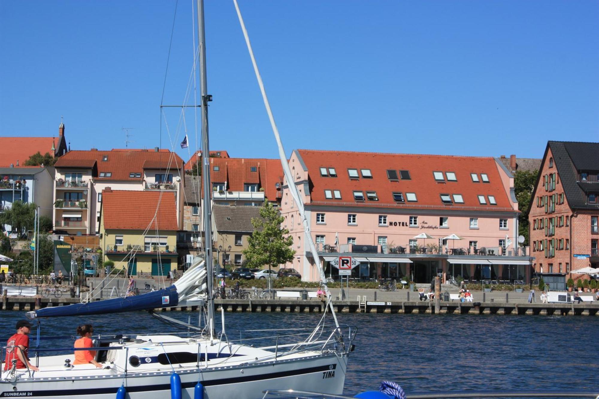 Hotel Am Yachthafen Waren  Exterior foto
