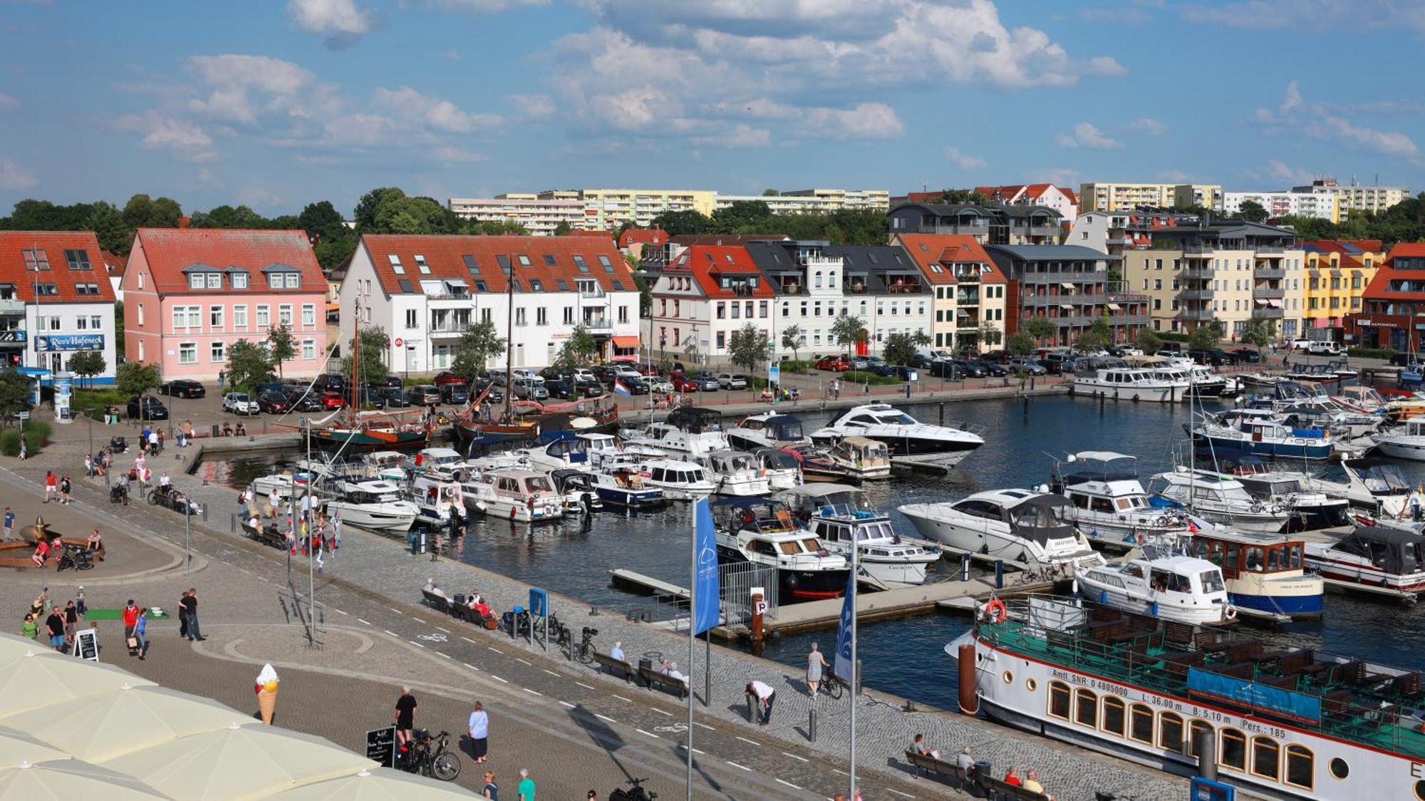 Hotel Am Yachthafen Waren  Exterior foto